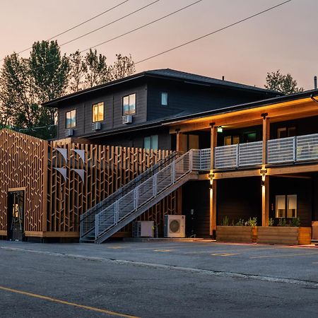 Vrge Revelstoke Hotel Bagian luar foto