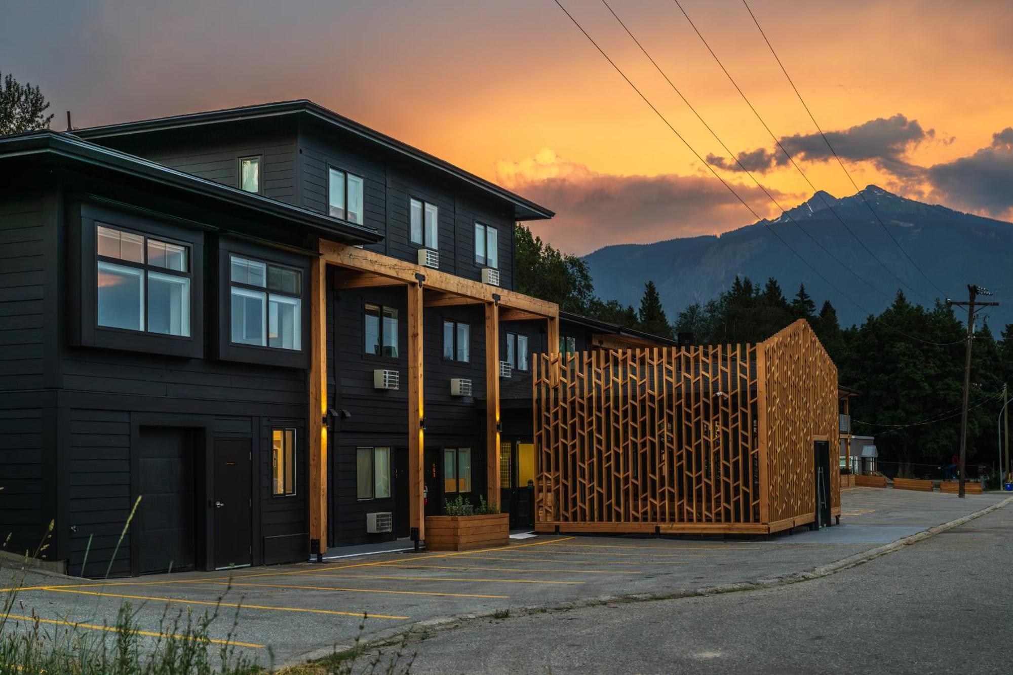Vrge Revelstoke Hotel Bagian luar foto