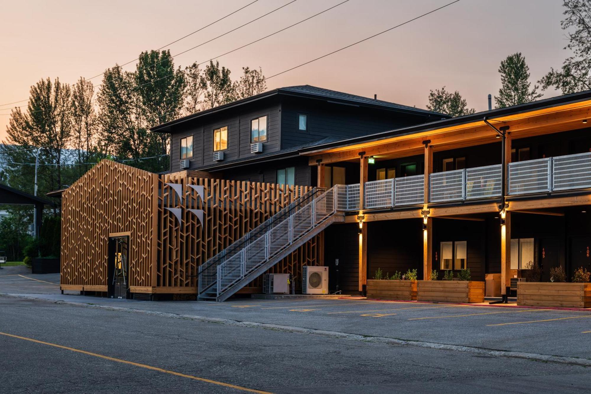 Vrge Revelstoke Hotel Bagian luar foto