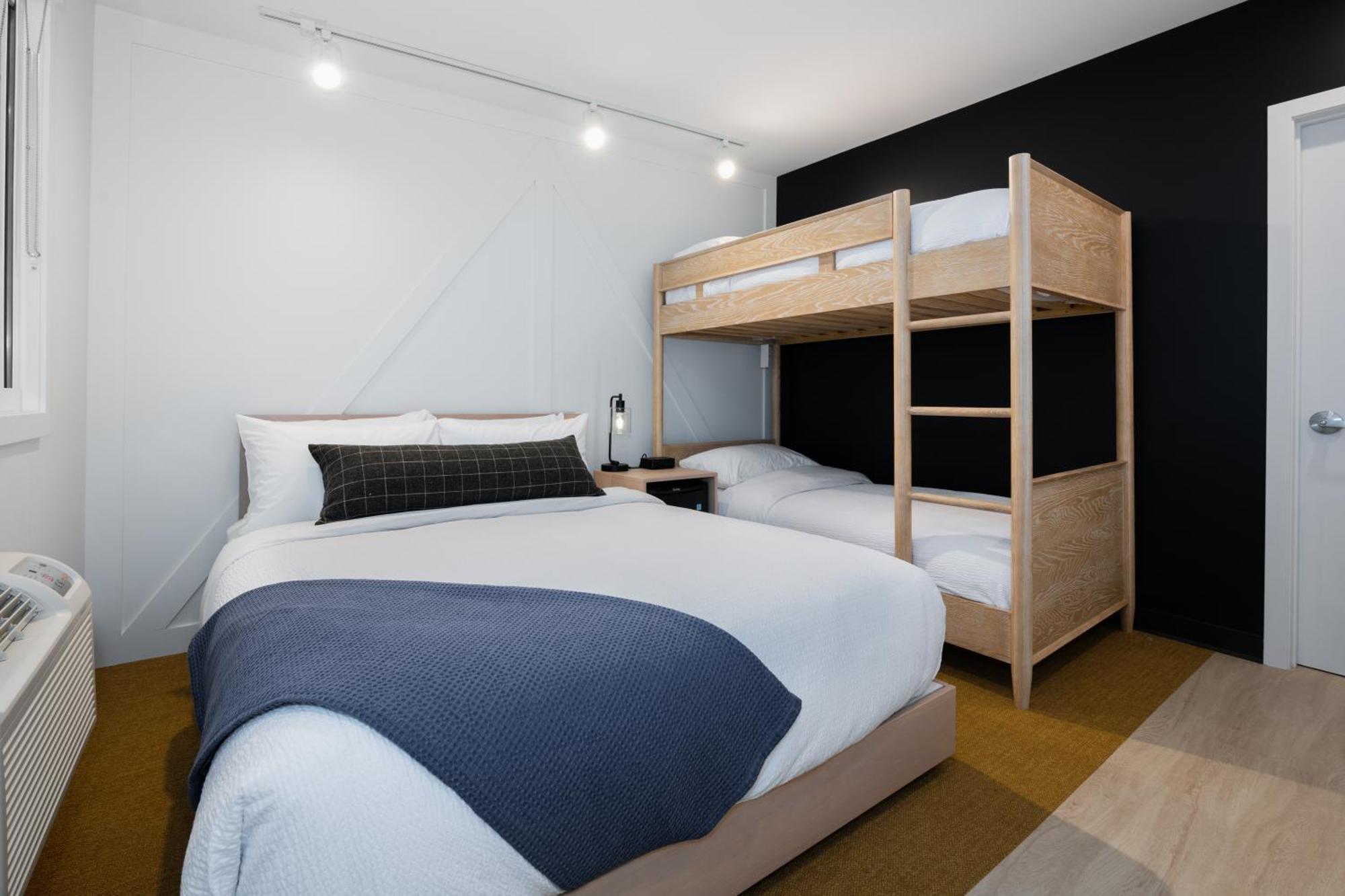 Vrge Revelstoke Hotel Bagian luar foto