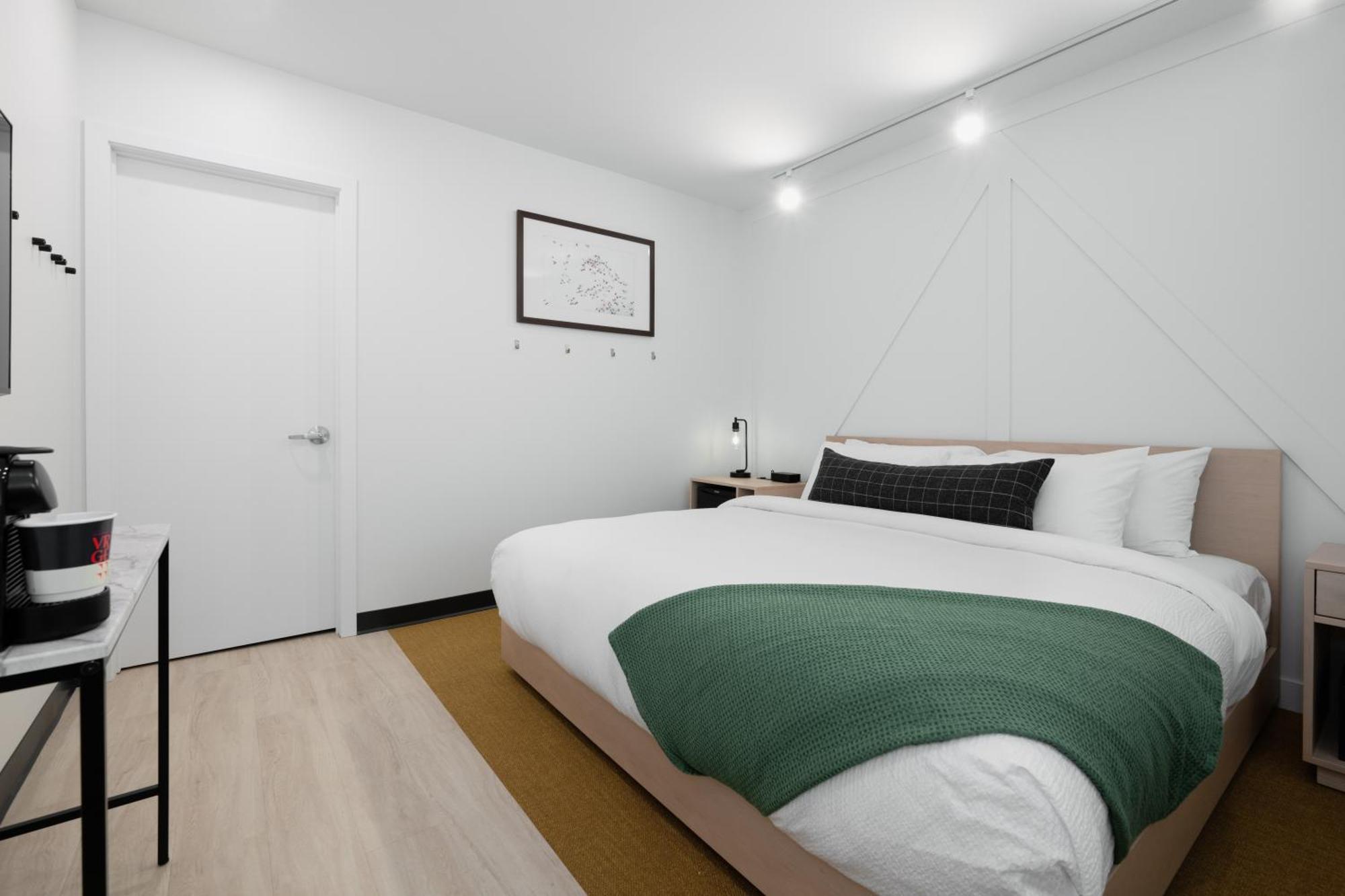 Vrge Revelstoke Hotel Bagian luar foto