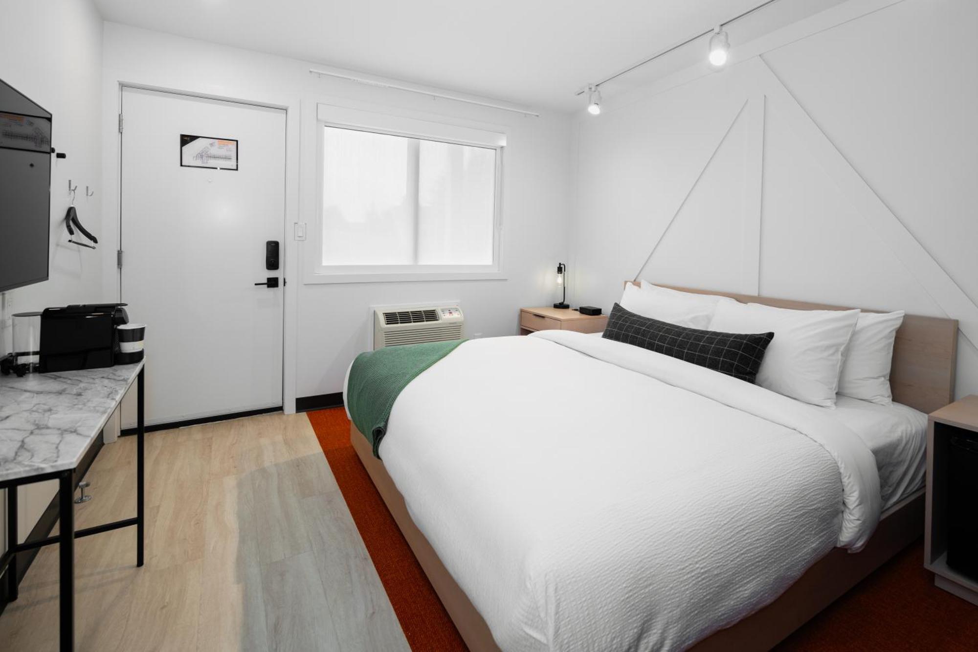 Vrge Revelstoke Hotel Bagian luar foto