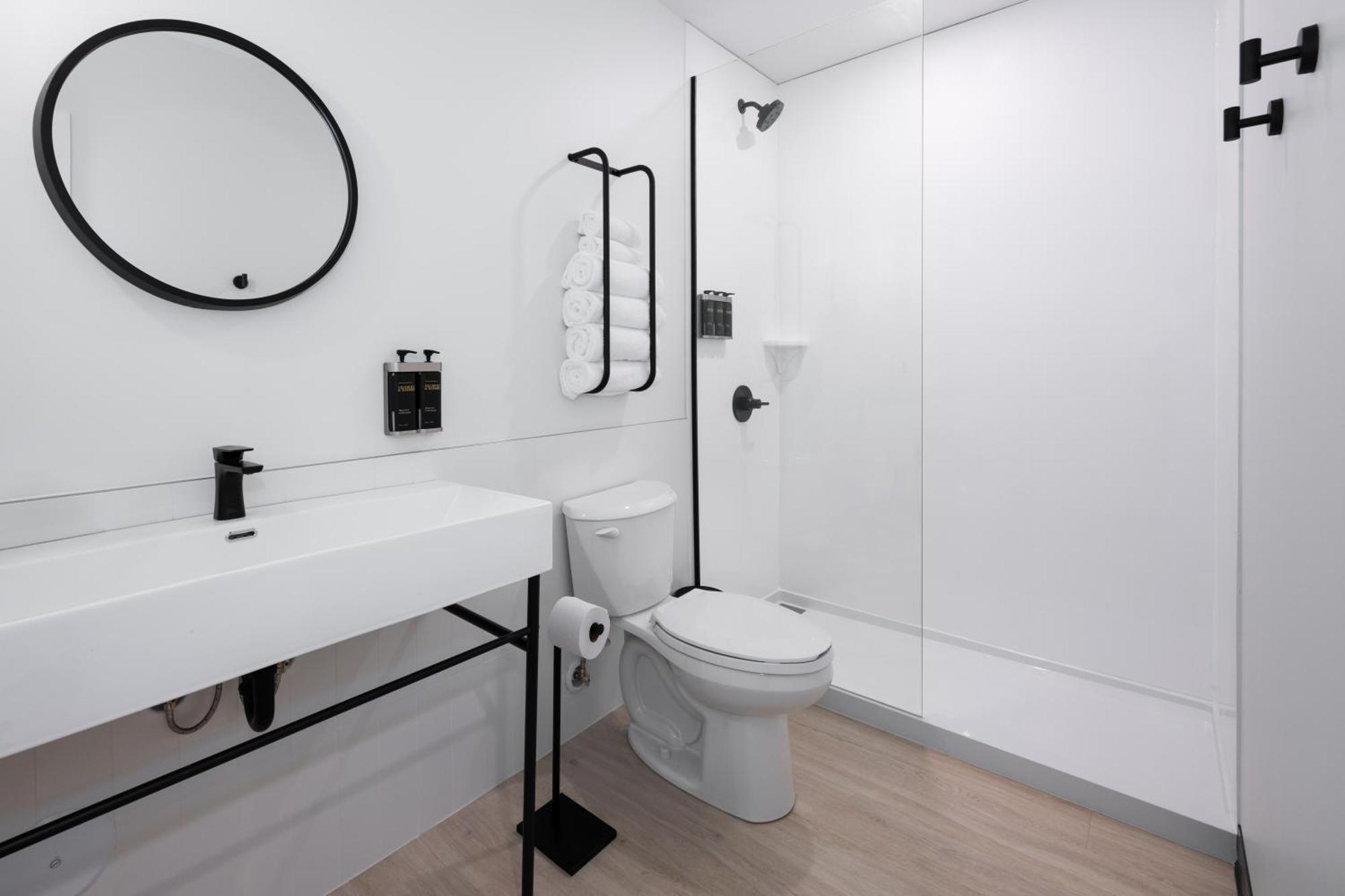 Vrge Revelstoke Hotel Bagian luar foto