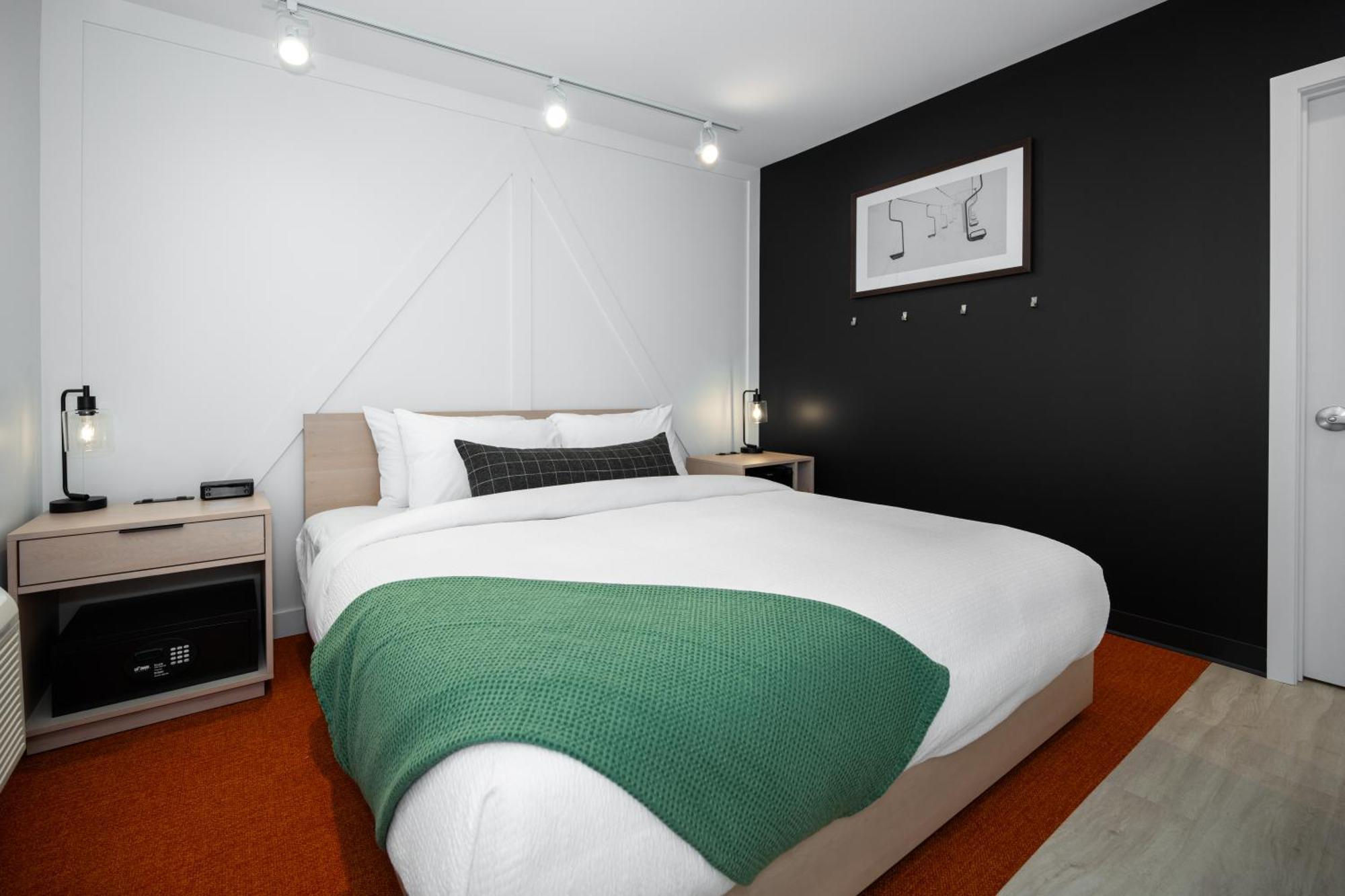 Vrge Revelstoke Hotel Bagian luar foto