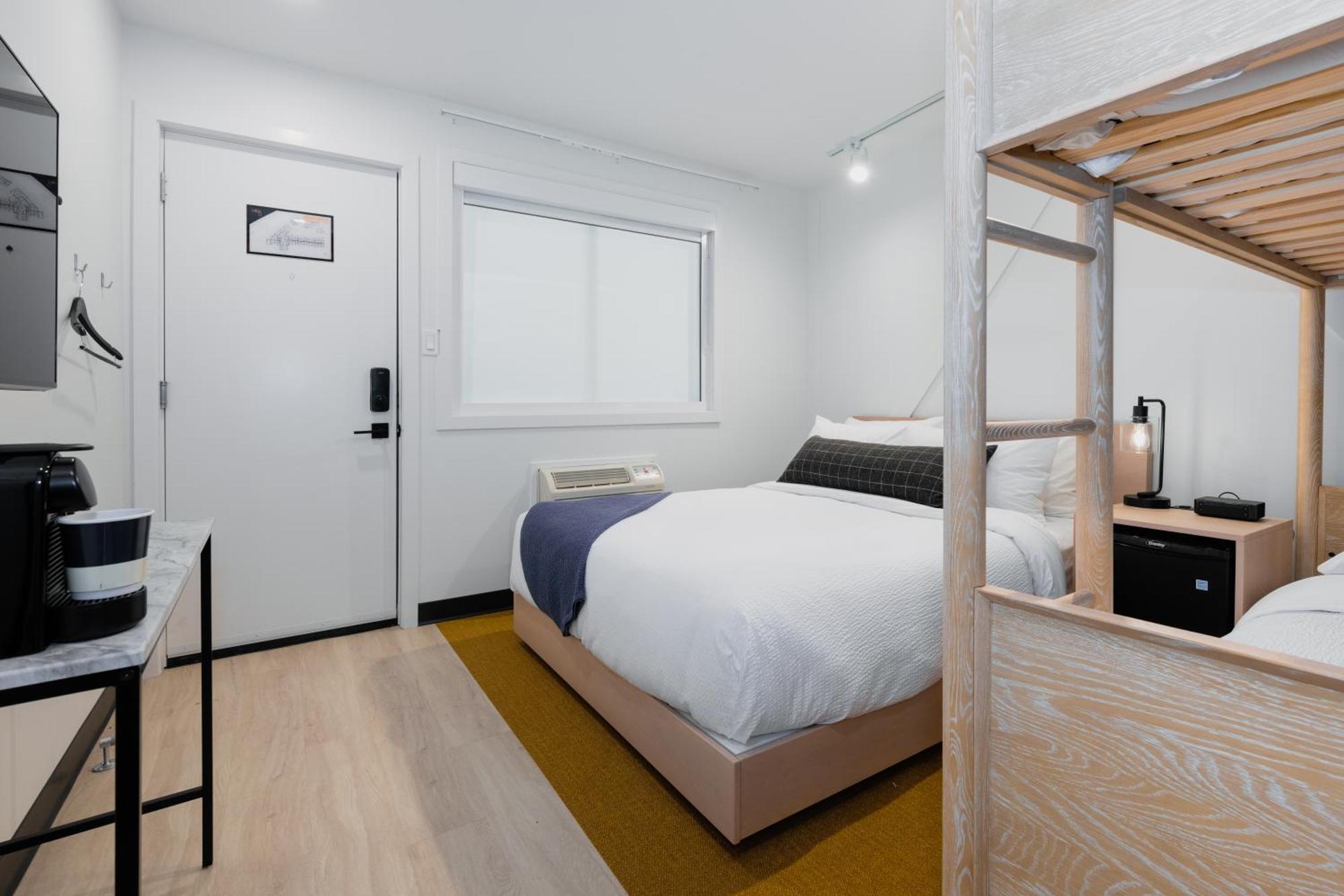 Vrge Revelstoke Hotel Bagian luar foto