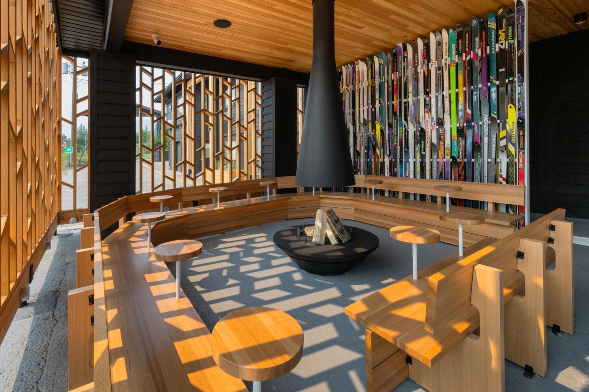 Vrge Revelstoke Hotel Bagian luar foto