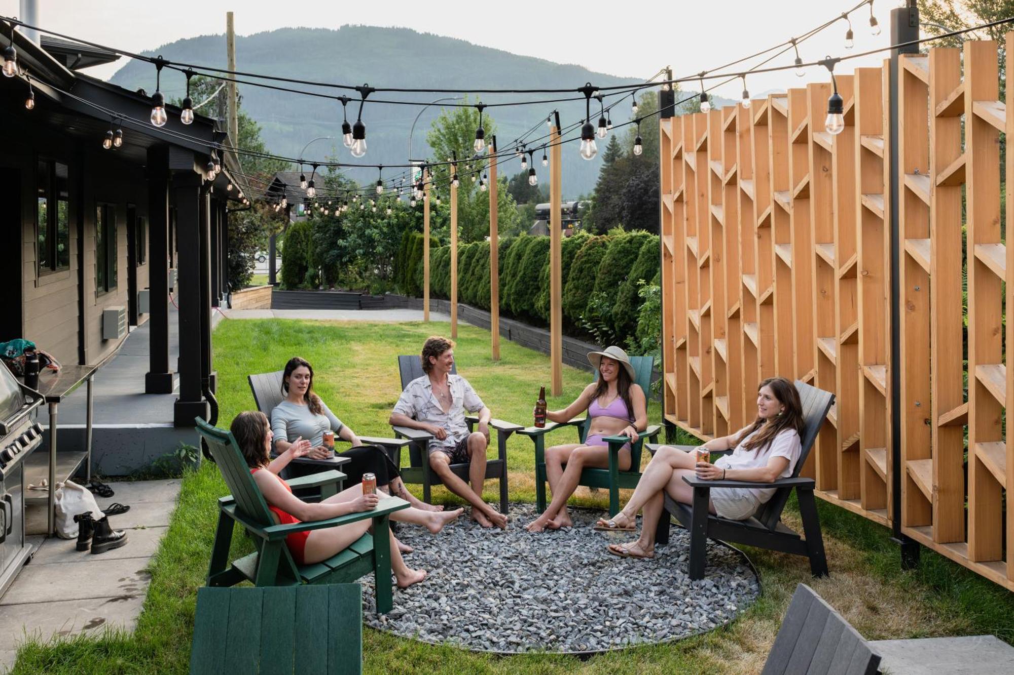 Vrge Revelstoke Hotel Bagian luar foto