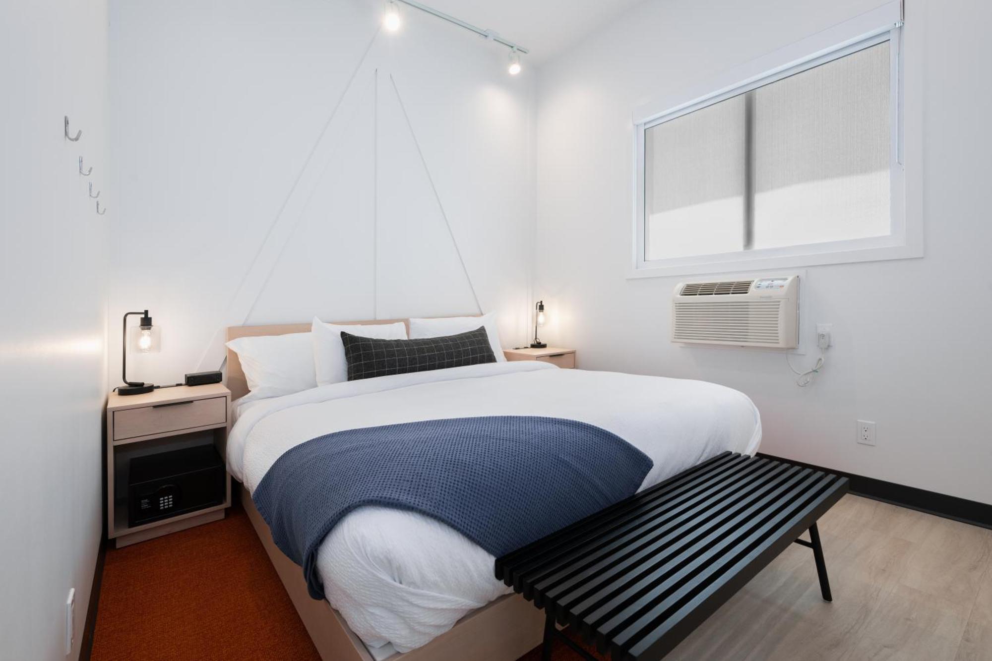 Vrge Revelstoke Hotel Bagian luar foto