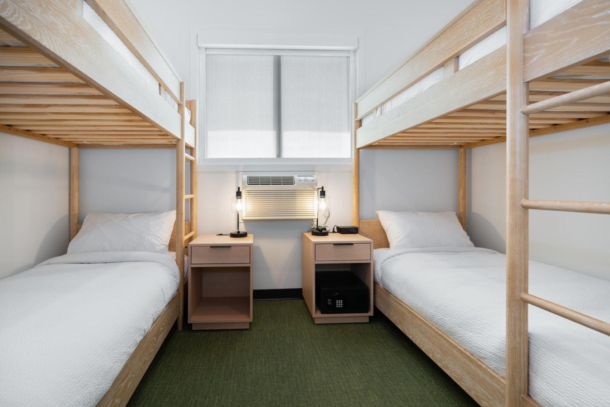 Vrge Revelstoke Hotel Bagian luar foto