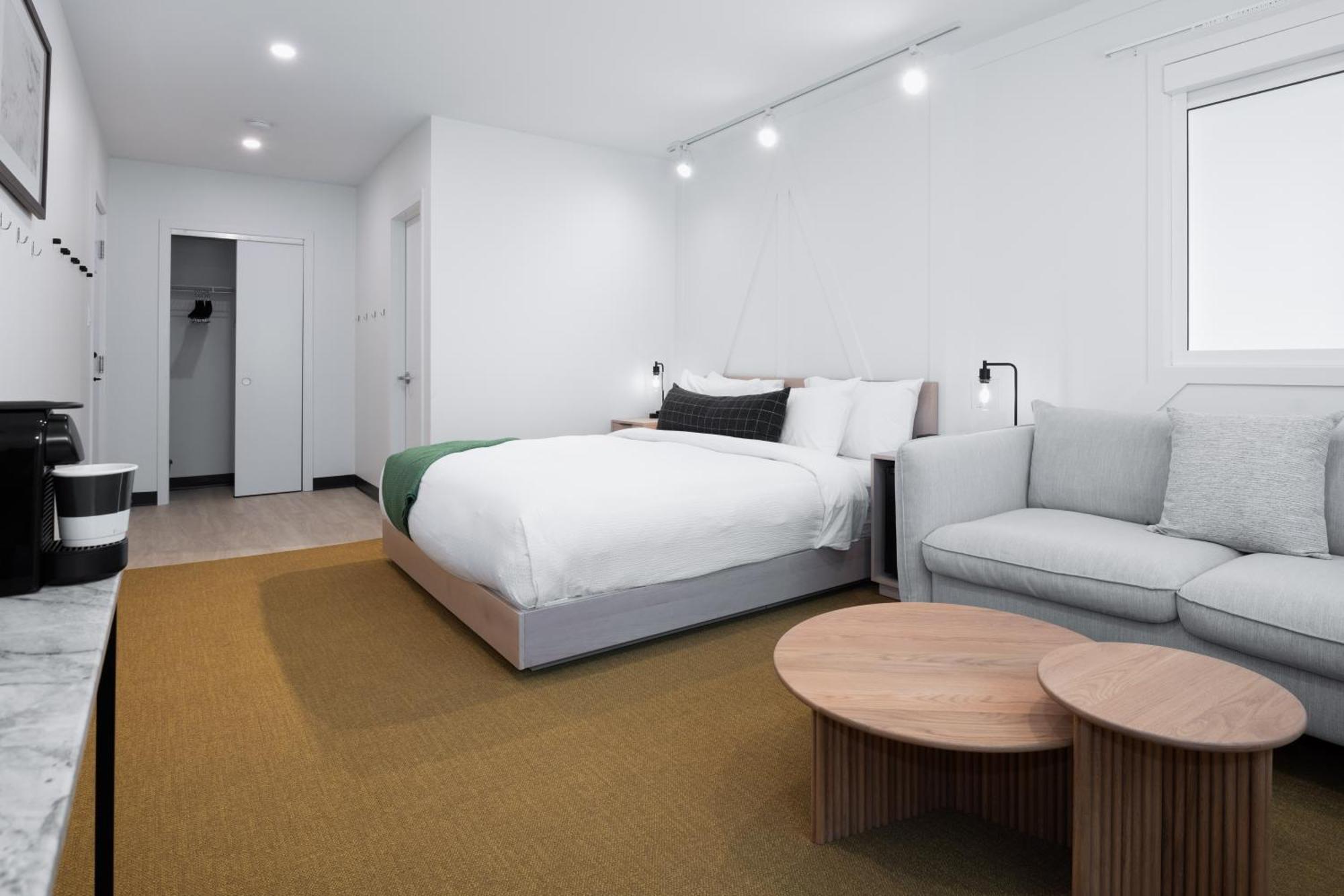 Vrge Revelstoke Hotel Bagian luar foto